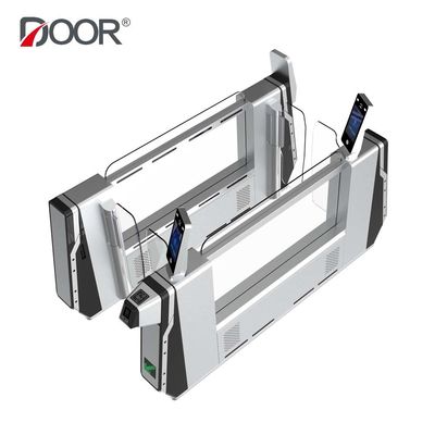 パスポートのIndetificationの空港の保安のゲートは車椅子の特大荷物を支えた